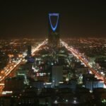 برج المملكة وسط العاصمة السعودية الرياض ليلاً