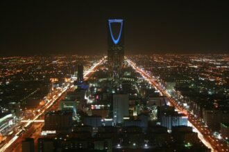 برج المملكة وسط العاصمة السعودية الرياض ليلاً