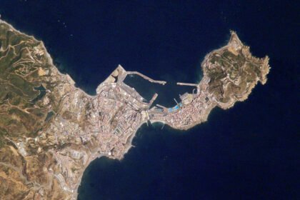 صورة فضائية لمدينة سبتة وشبه جزيرتها على الساحل الشمالي للمغرب