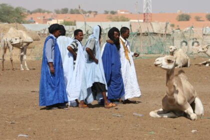 باعة ومواشٍ في سوق الإبل بالعاصمة الموريتانية نواكشوط