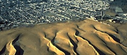 صورة فضائية تظهر كثبانا رملية تزحف على أطراف مدينة نواكشوط