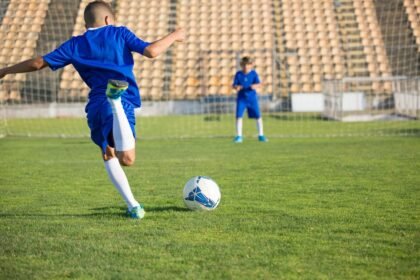 لاعبون ناشئون يتنافسون على الكرة خلال مباراة لكرة القدم
