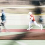 عداءان يتسابقان على مضمار لألعاب القوى